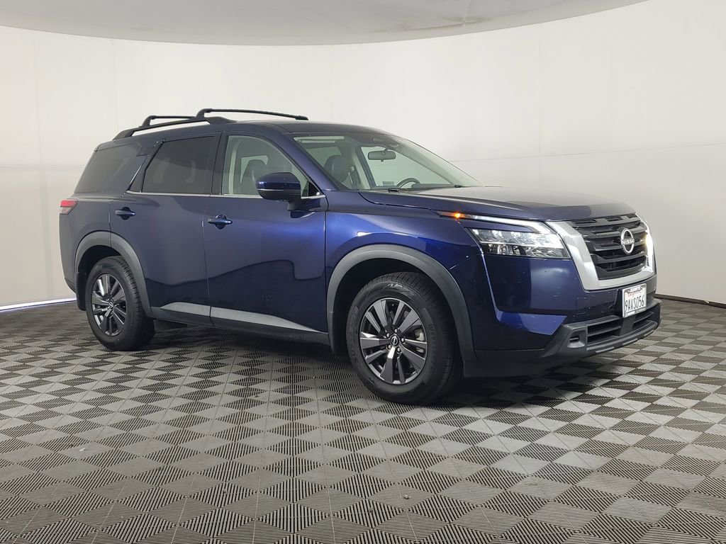 Used 2022 Nissan Pathfinder SV image 2