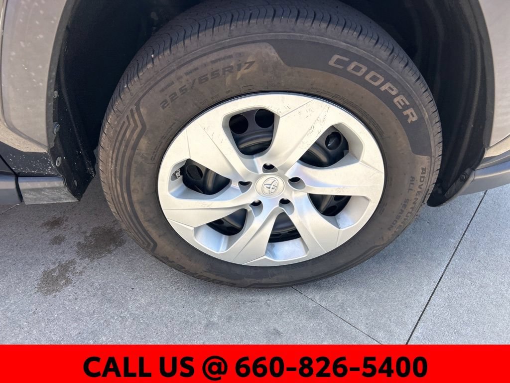Used 2020 Toyota RAV4 LE FWD image 5