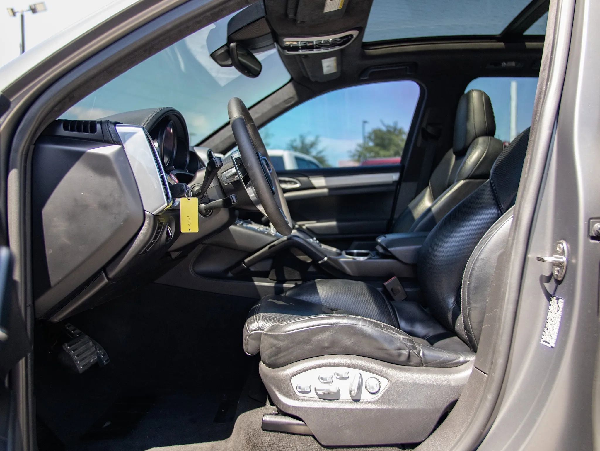Used 2015 Porsche Cayenne Turbo AWD/4WD image 24