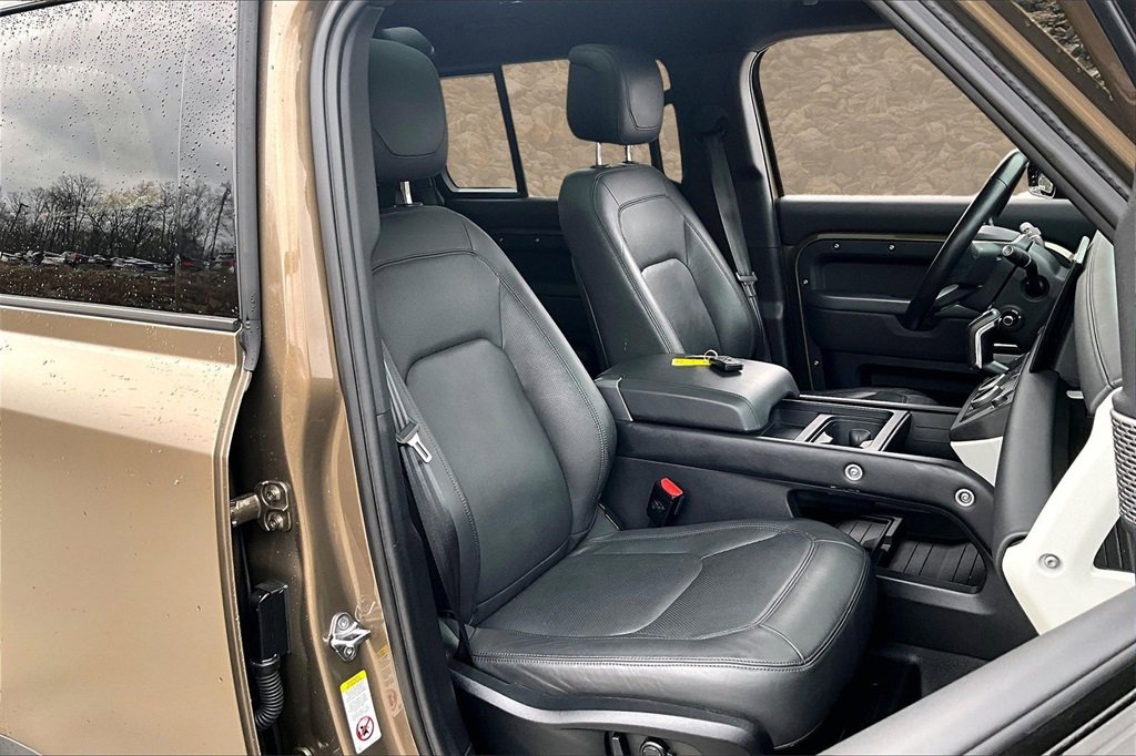 Used 2024 Land Rover Defender 110 SE image 7