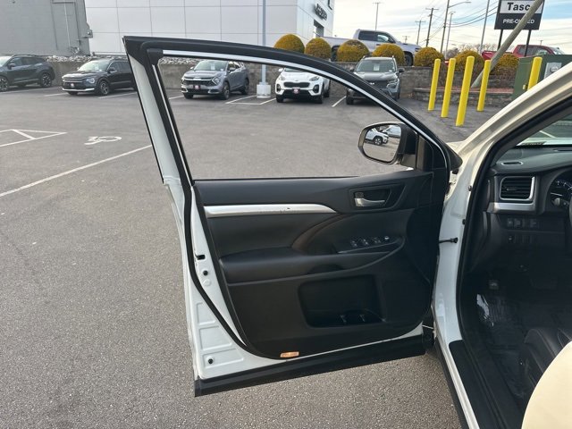 Used 2019 Toyota Highlander XLE image 28