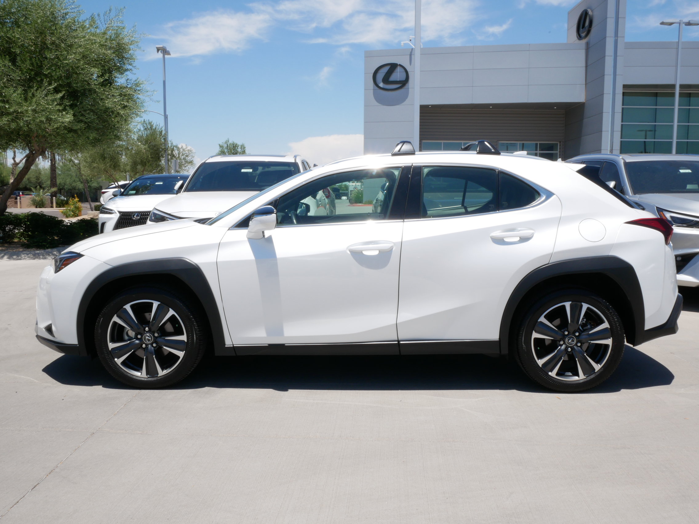 Used 2025 Lexus UX 300h FWD w/ Accessory Package (Z2) image 3