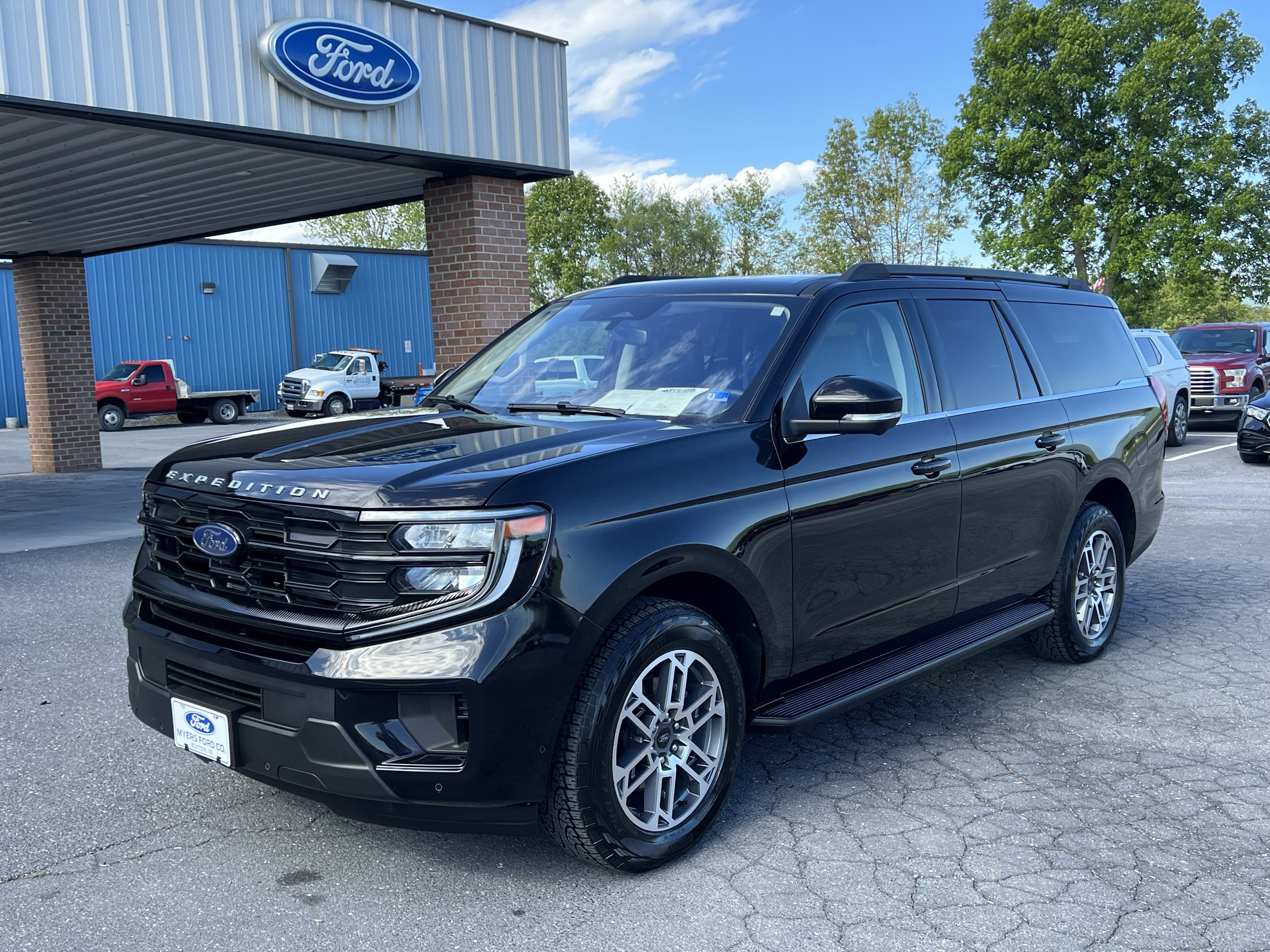 Used 2025 Ford Expedition Max Active AWD/4WD image 3