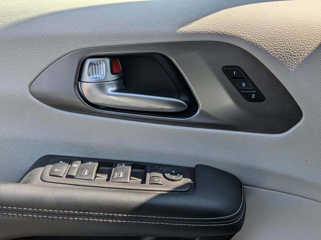 Used 2024 Chrysler Pacifica Select image 20