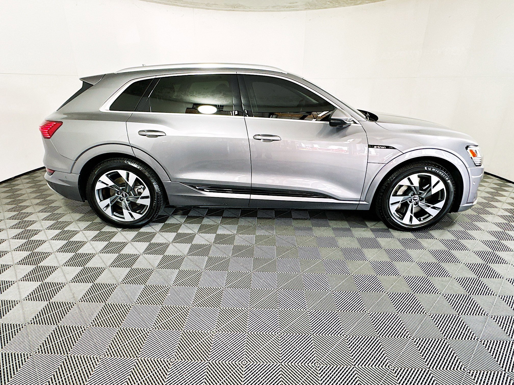 Used 2021 Audi e-tron Premium Plus w/ Premium Plus Package image 2