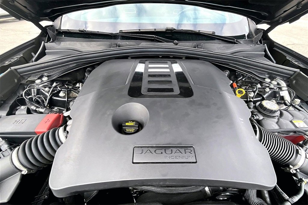 Certified 2025 Jaguar F-PACE R-Dynamic S image 9