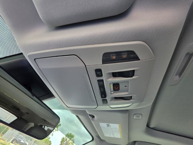Used 2025 Toyota Highlander XLE FWD image 30
