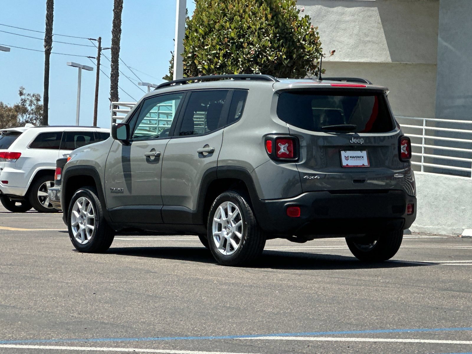 Used 2022 Jeep Renegade Latitude AWD/4WD image 3