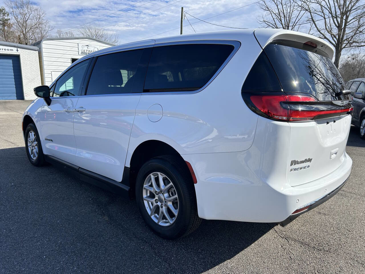Used 2024 Chrysler Pacifica Touring-L image 12