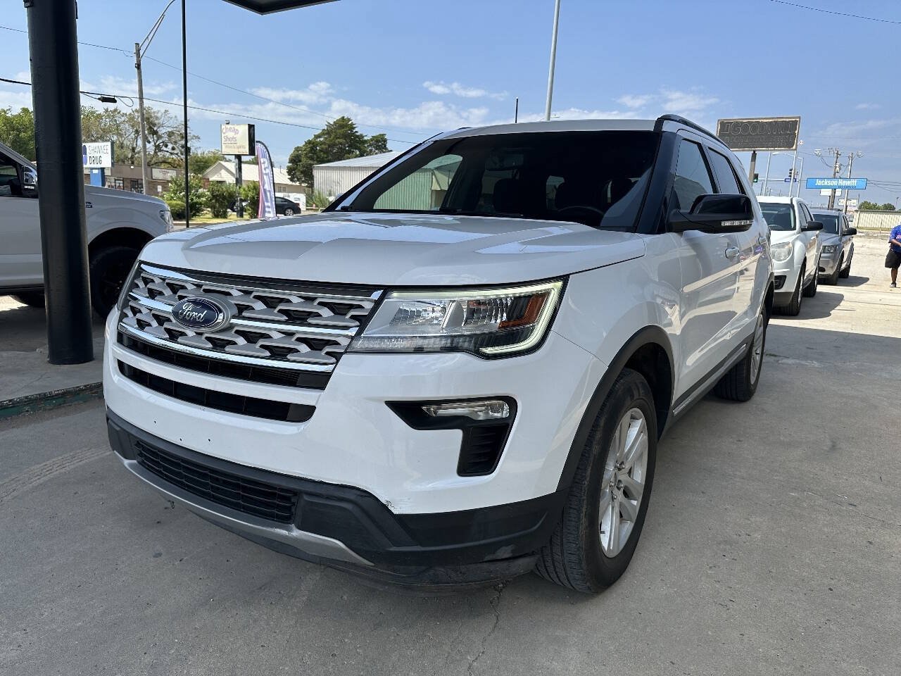 Used 2018 Ford Explorer XLT w/ Equipment Group 201A AWD/4WD image 3