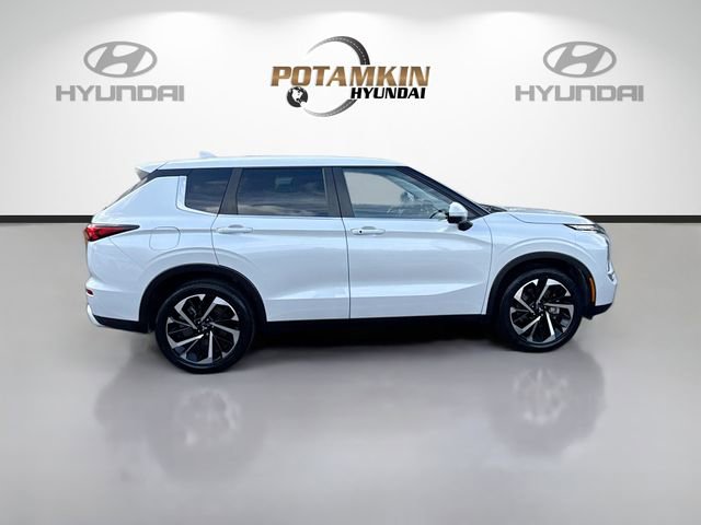 Used 2023 Mitsubishi Outlander SE Black Edition image 4