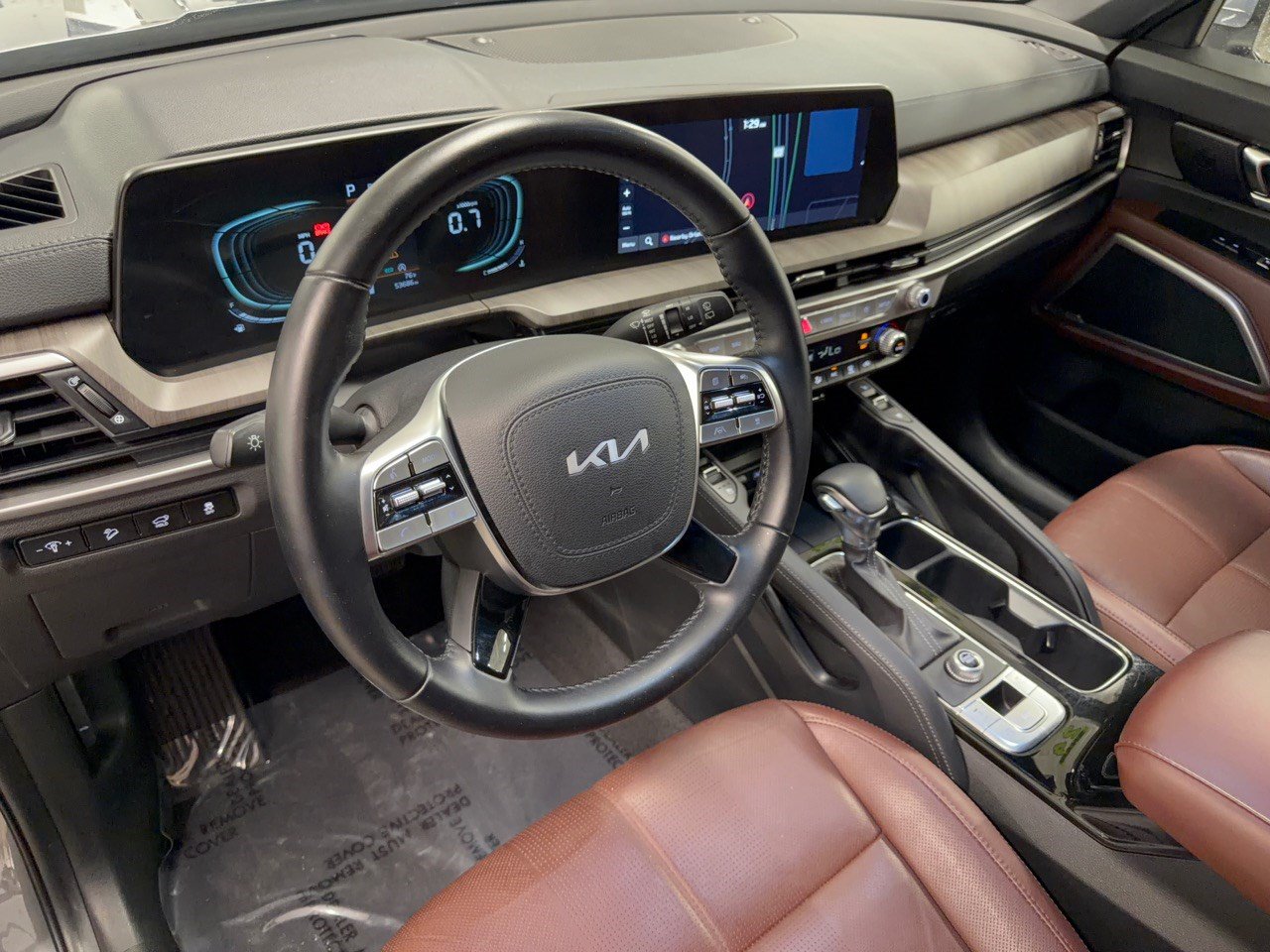 Used 2024 Kia Telluride EX w/ EX Captain's Chair Package FWD image 4