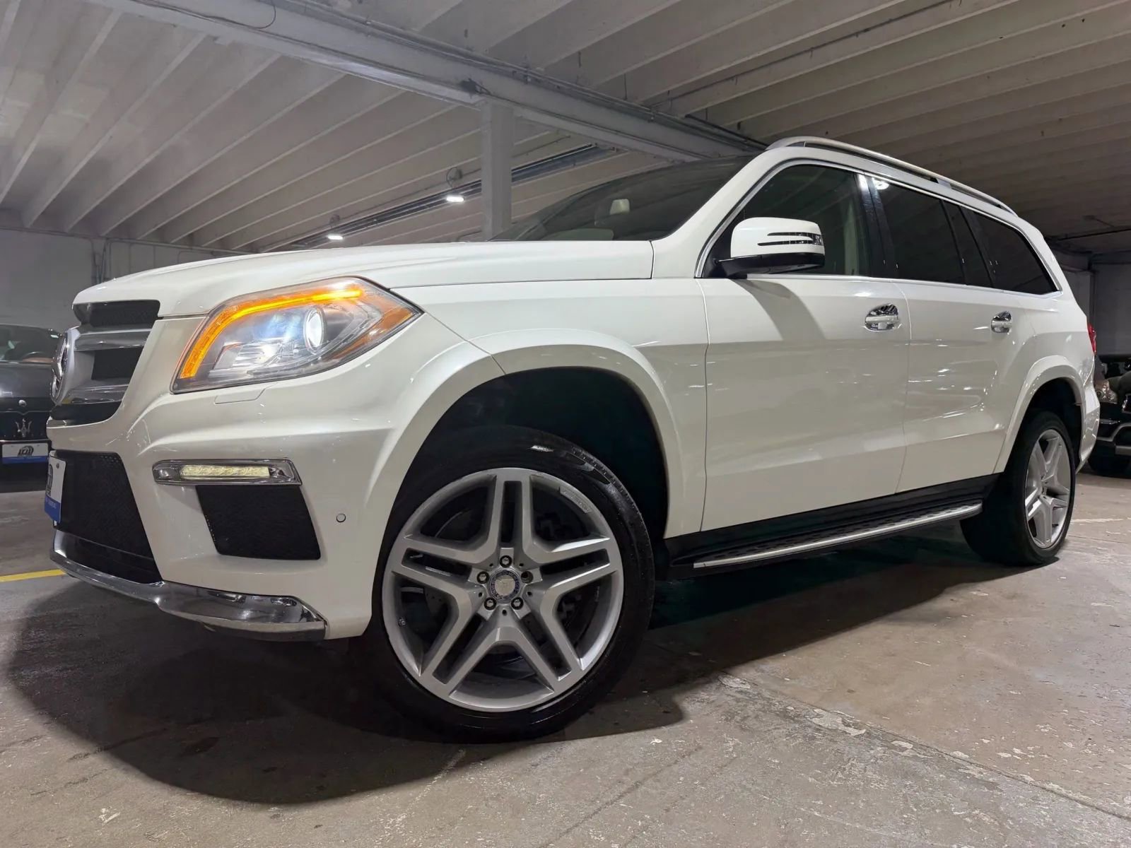 Used 2015 Mercedes-Benz GL 550 4MATIC image 2