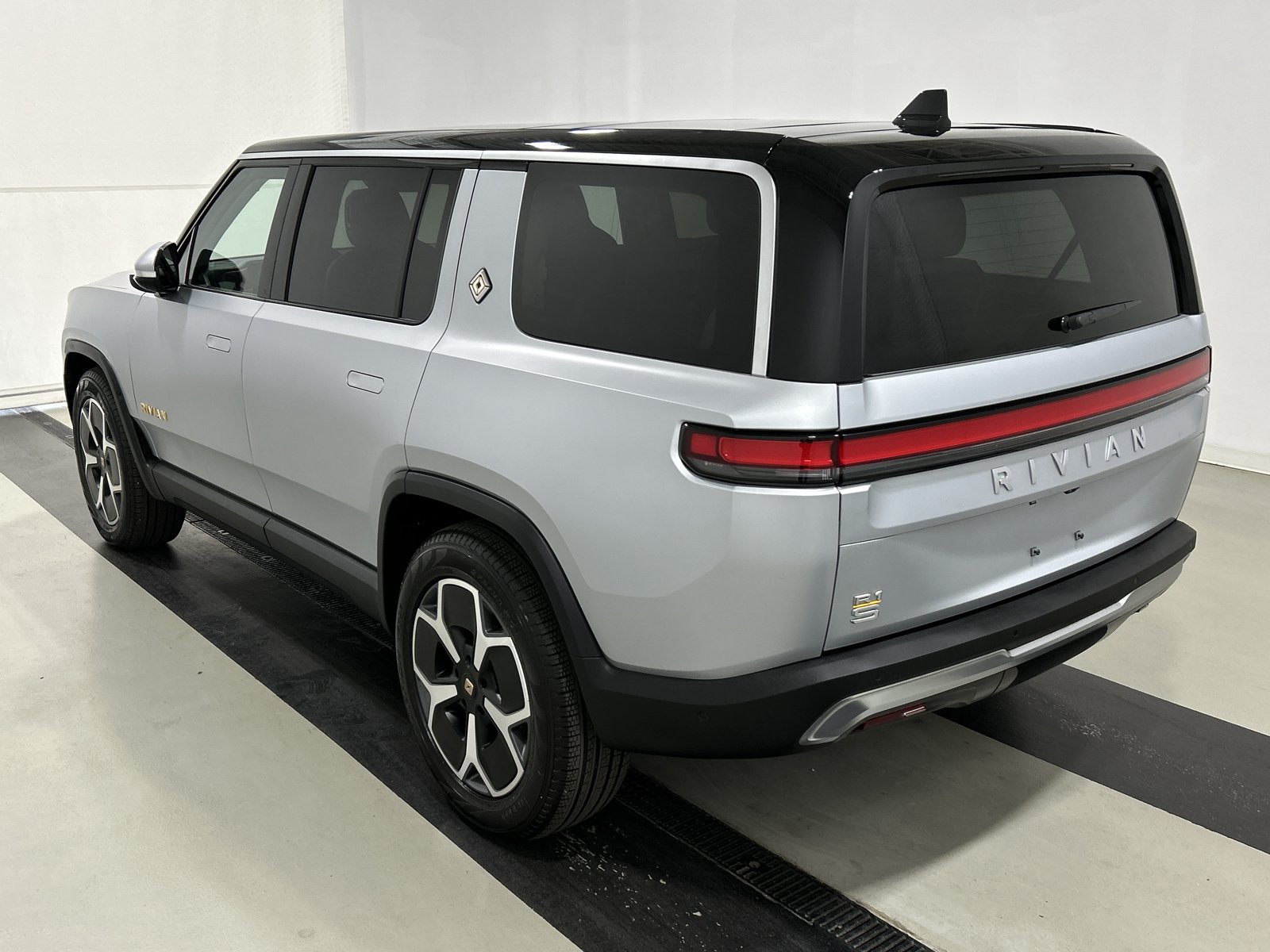 Used 2024 Rivian R1S Adventure AWD/4WD image 3
