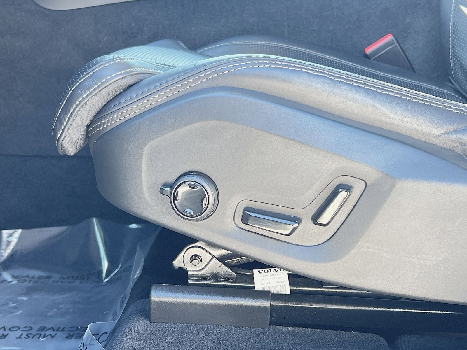 Certified 2023 Volvo XC60 B6 Ultimate w/ Climate Package image 14