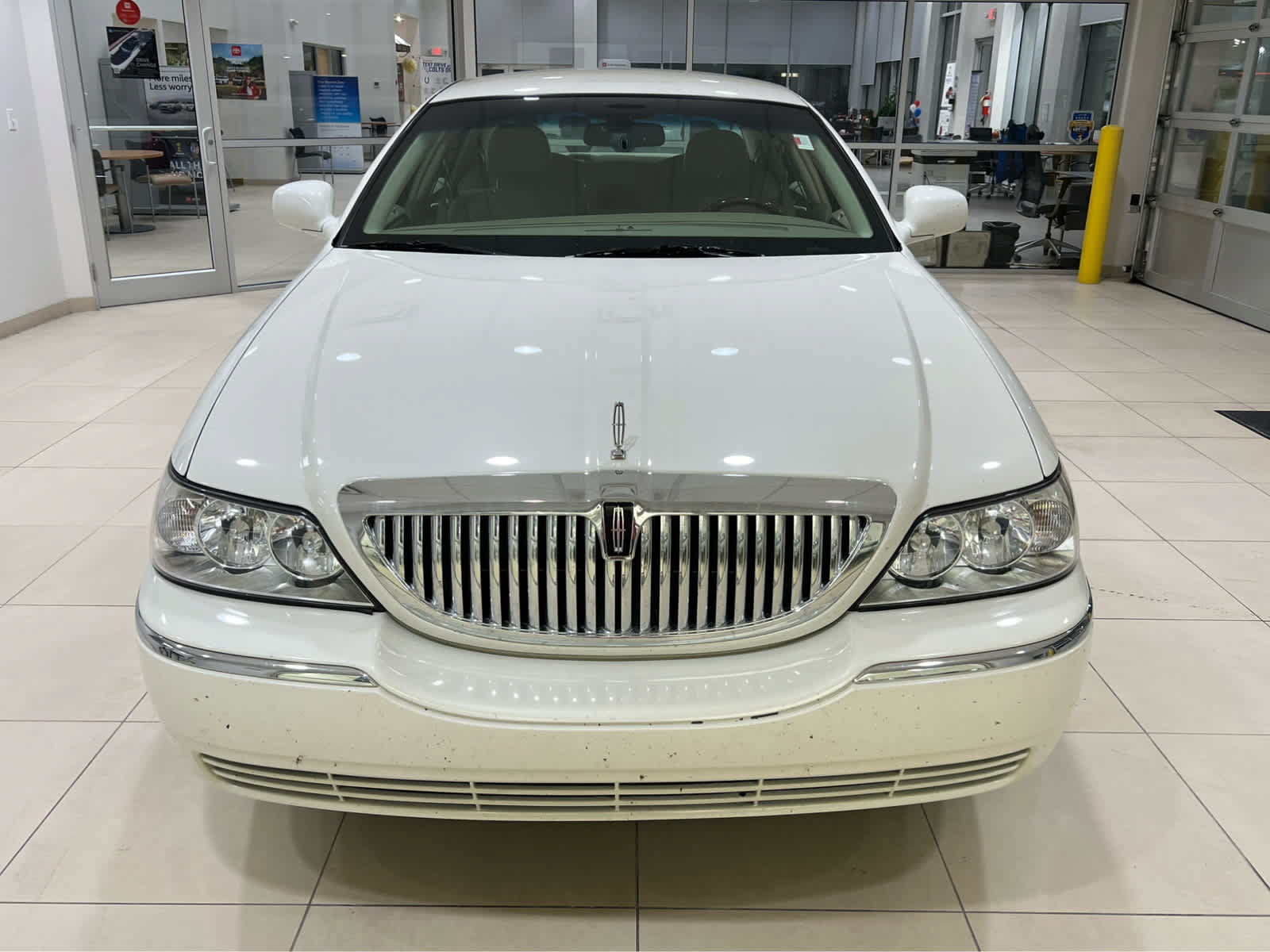Used 2006 Lincoln Town Car Signature Limited RWD image 2