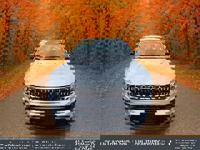 Used 2024 Jeep Compass Latitude image 2