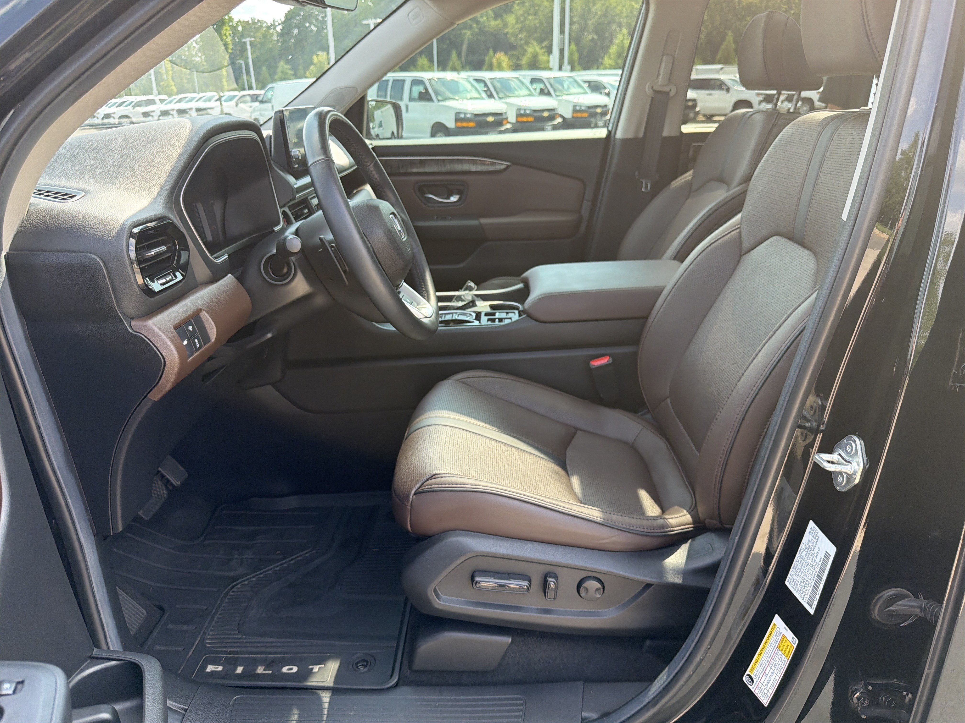 Used 2025 Honda Pilot Elite image 16