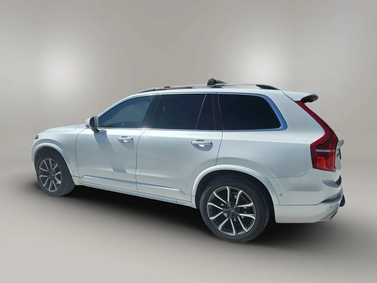 Used 2017 Volvo XC90 T6 Momentum w/ Vision Package AWD/4WD image 4