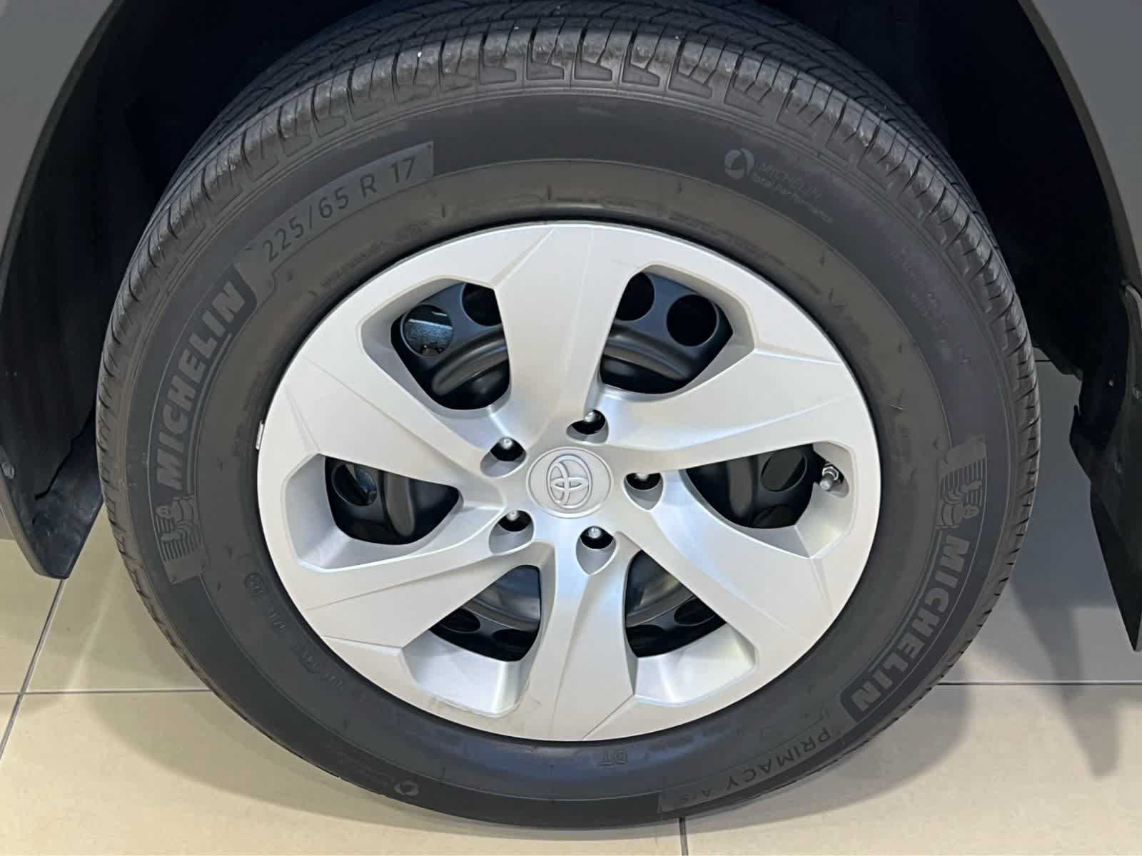 Used 2024 Toyota RAV4 LE AWD/4WD image 4
