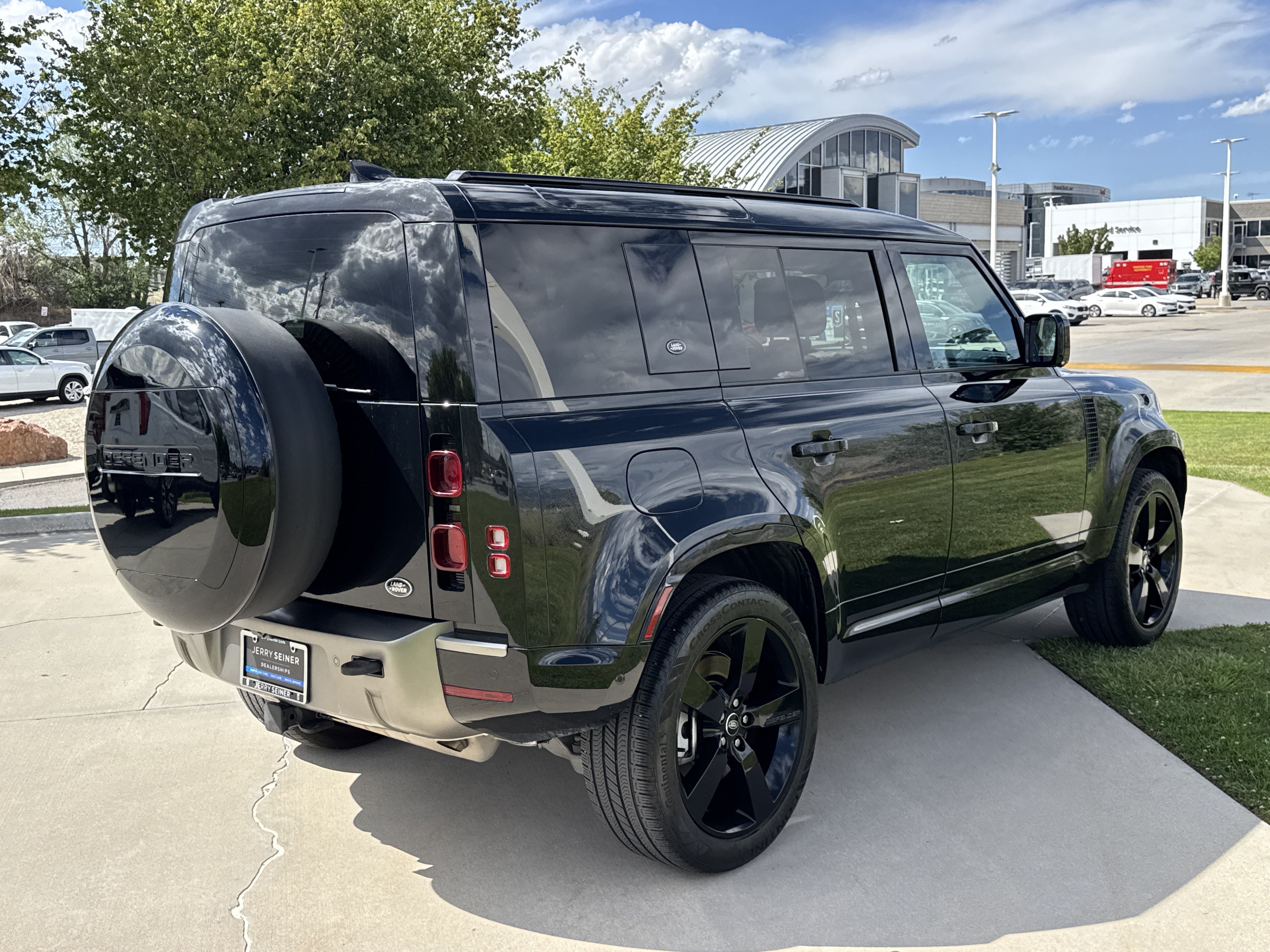 Used 2023 Land Rover Defender 110 X-Dynamic SE AWD/4WD image 5