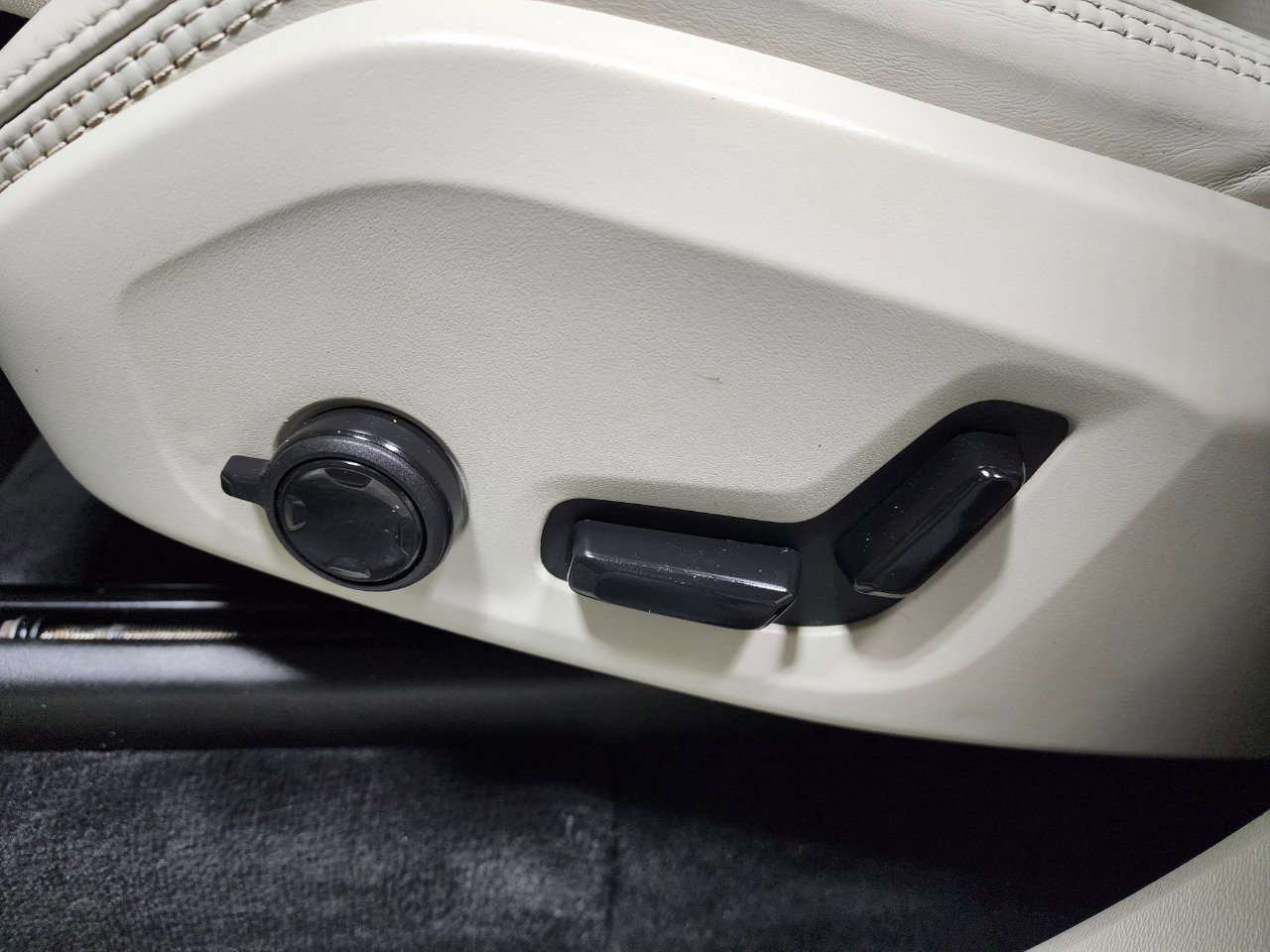 Used 2023 Volvo XC90 B6 Ultimate w/ Protection Package Premier image 17