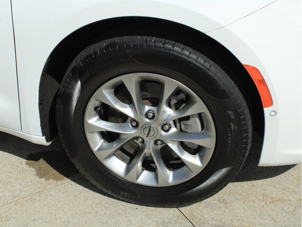 Used 2023 Chrysler Pacifica Touring-L AWD/4WD image 39
