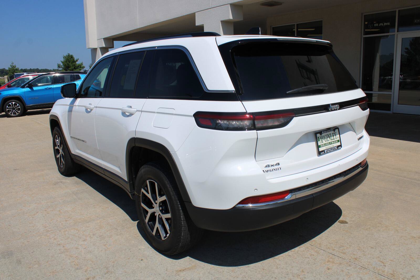 Used 2023 Jeep Grand Cherokee Limited AWD/4WD image 9
