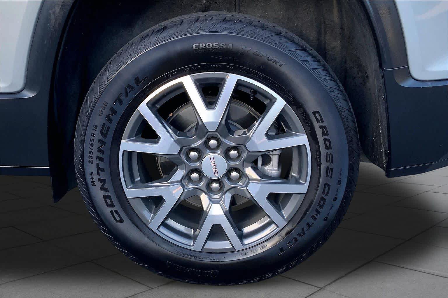 Used 2023 GMC Acadia SLE w/ Driver Convenience Package FWD image 11