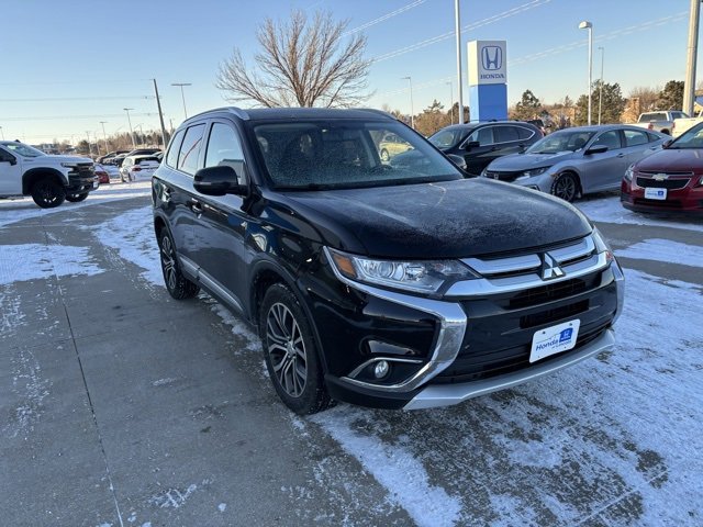 Used 2017 Mitsubishi Outlander SEL image 3