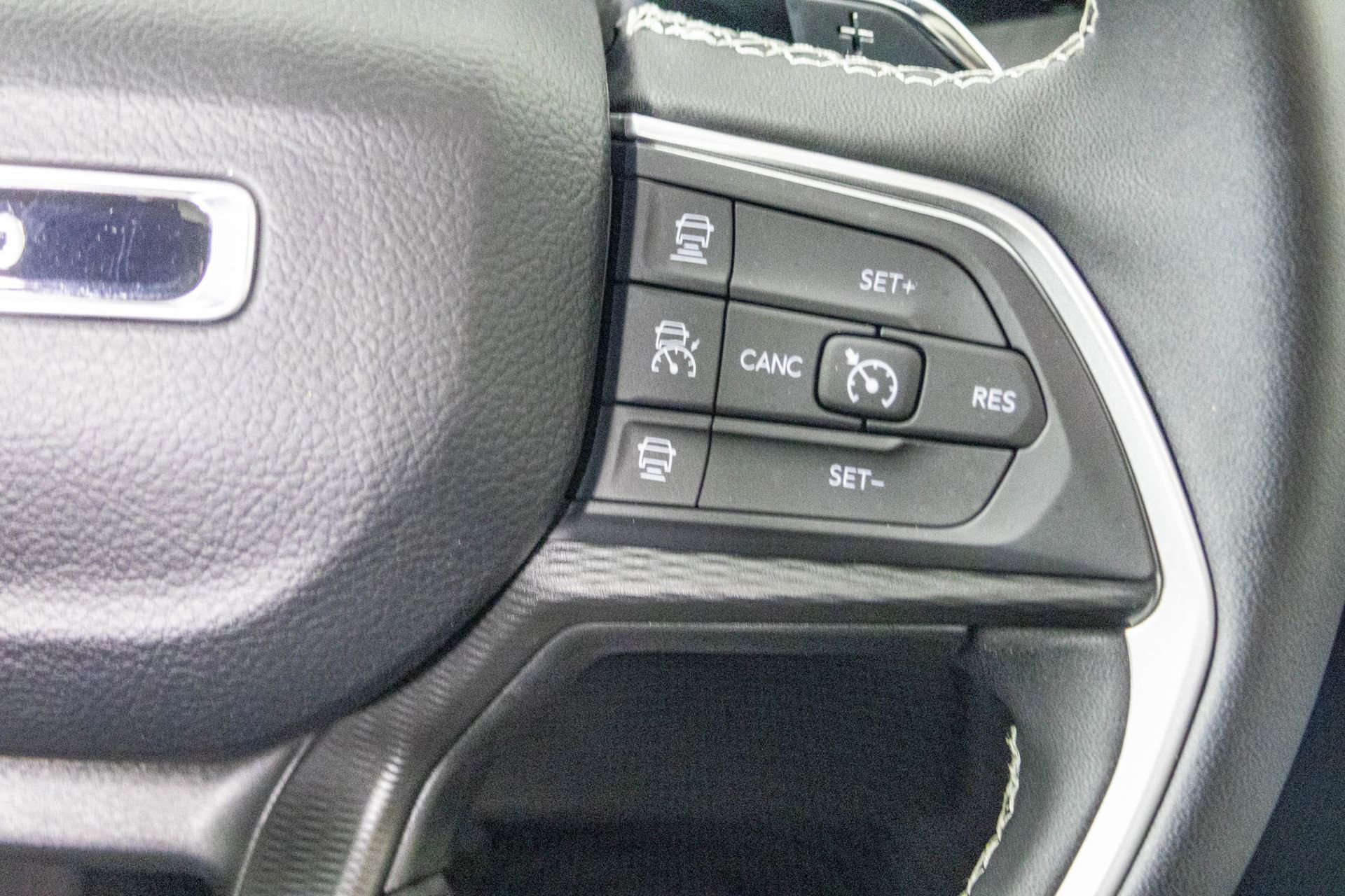 Used 2025 Jeep Grand Cherokee Altitude image 32