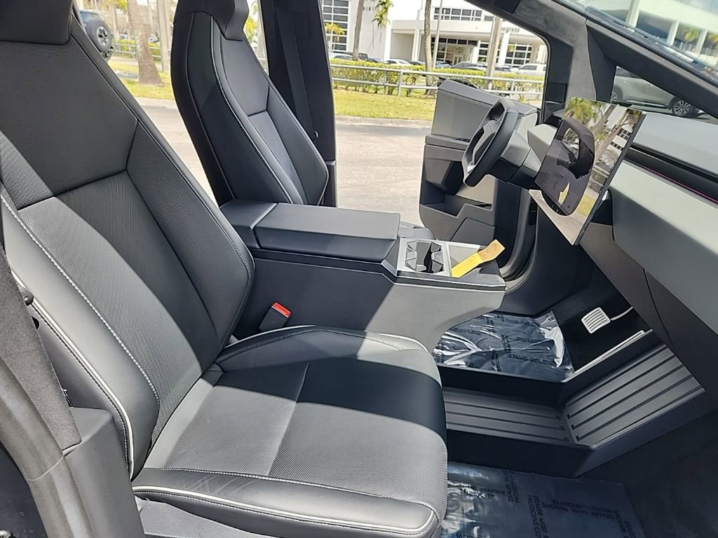 Used 2025 Tesla Cybertruck AWD Crew Cab image 22