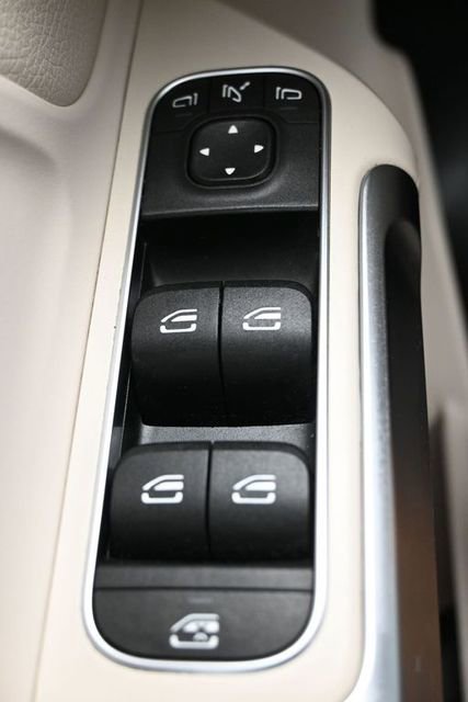 Used 2020 Mercedes-Benz GLB 250 w/ Premium Package image 30