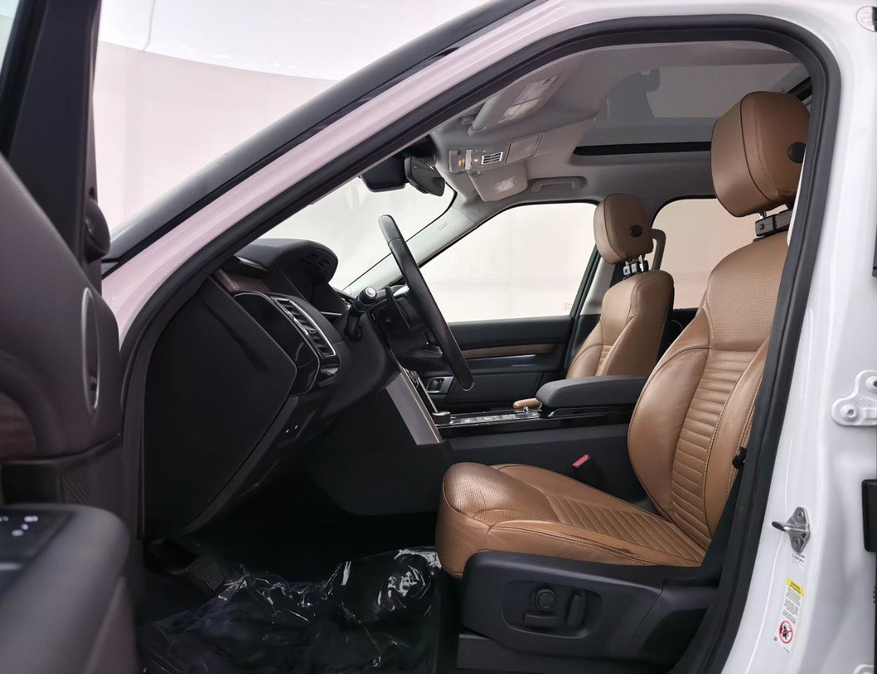 Used 2018 Land Rover Discovery HSE AWD/4WD image 18