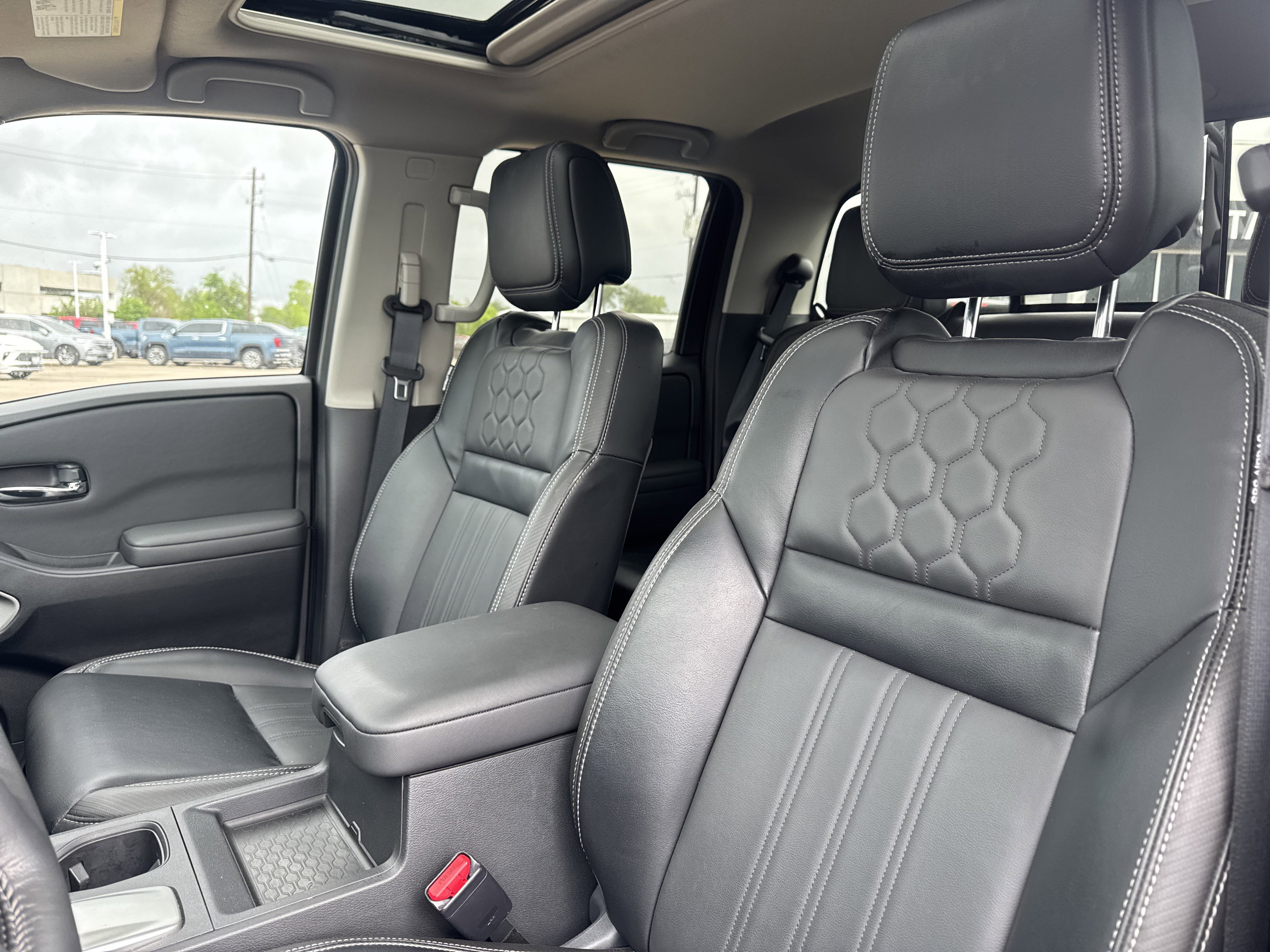 Used 2024 Nissan Frontier SL image 6