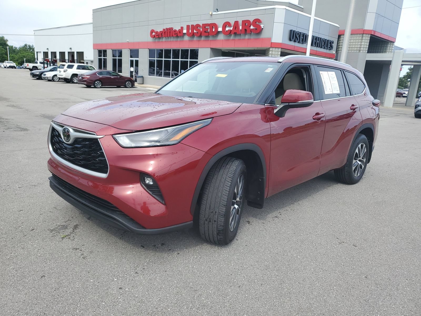 Certified 2024 Toyota Highlander XLE AWD/4WD image 2