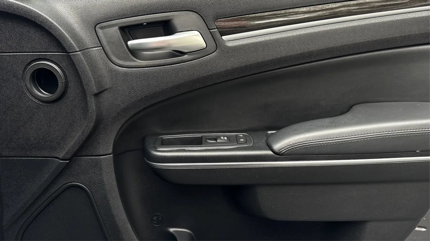 Used 2015 Chrysler 300 Limited RWD image 40