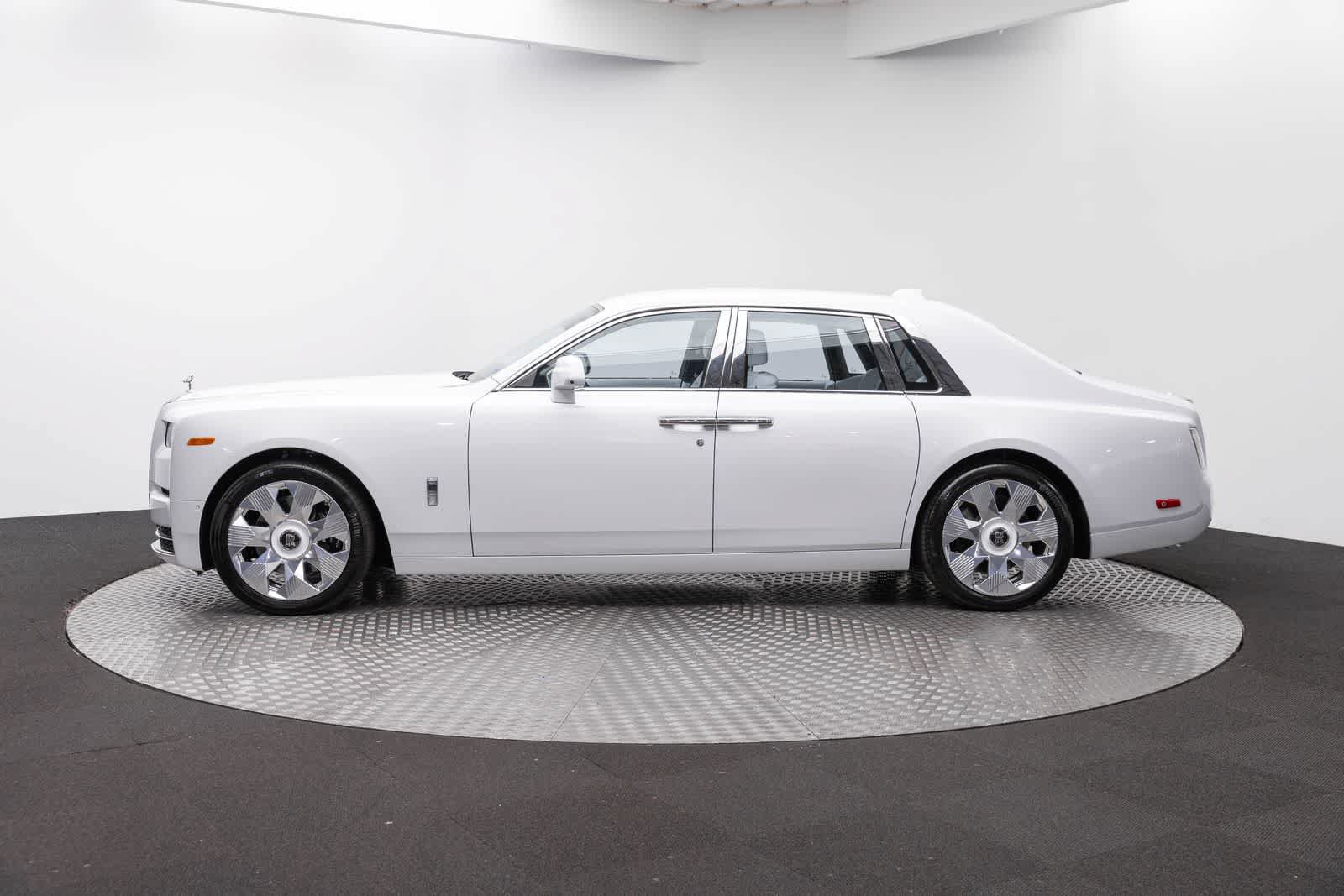 New 2027 Rolls-Royce Phantom Sedan RWD image 3