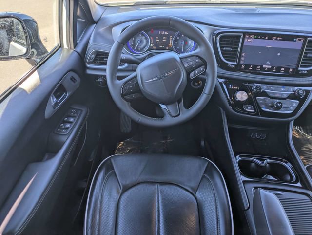 Used 2025 Chrysler Pacifica Limited image 16
