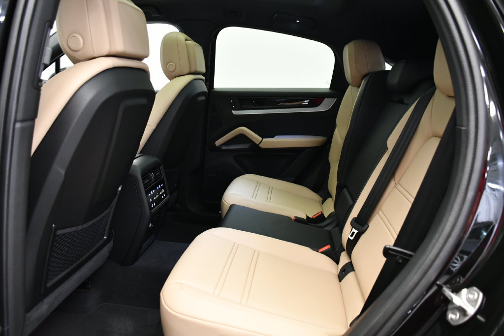 Certified 2025 Porsche Cayenne E-Hybrid Coupe AWD/4WD image 46