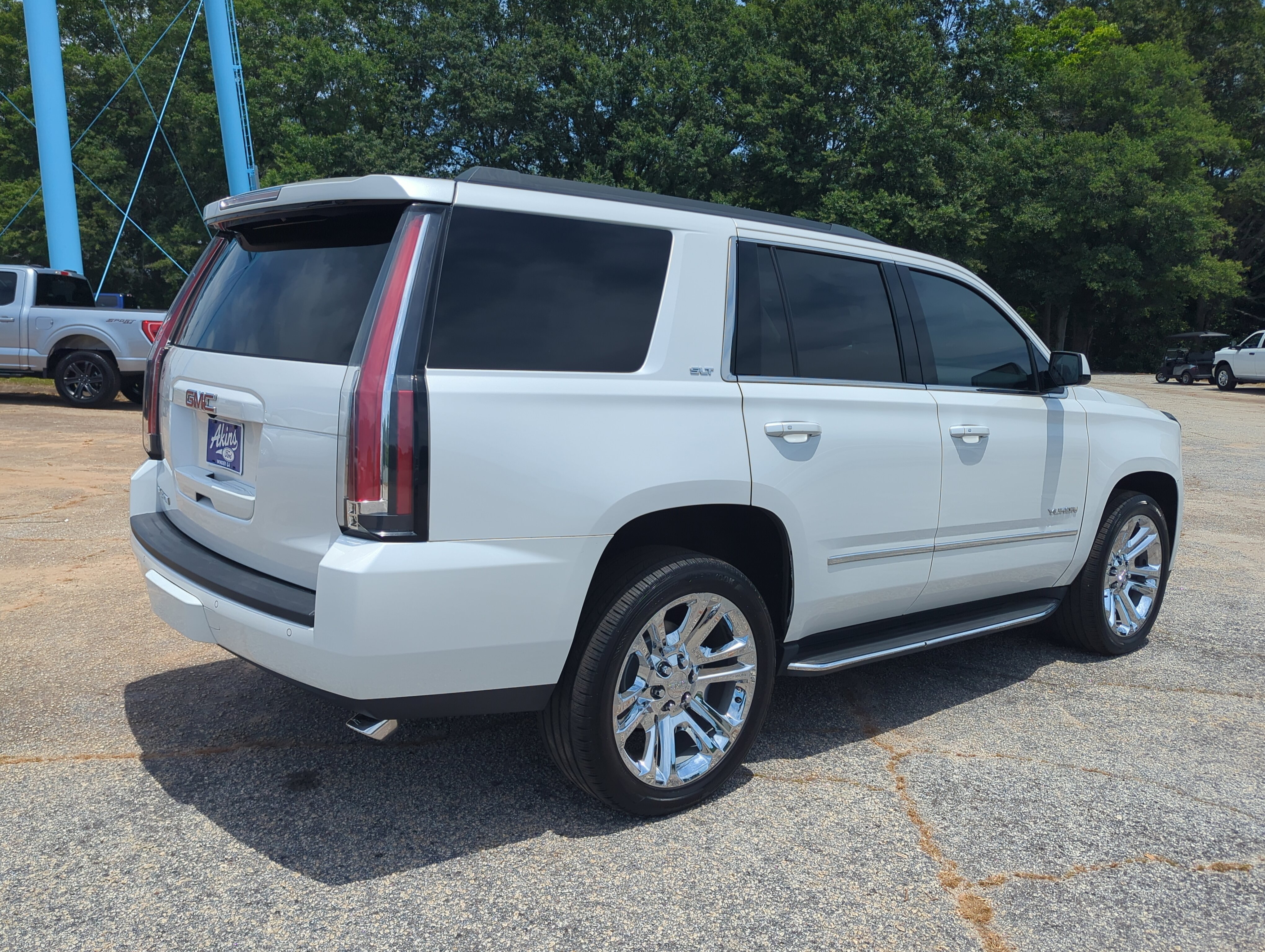 Used 2017 GMC Yukon SLT w/ Premium Edition AWD/4WD image 3