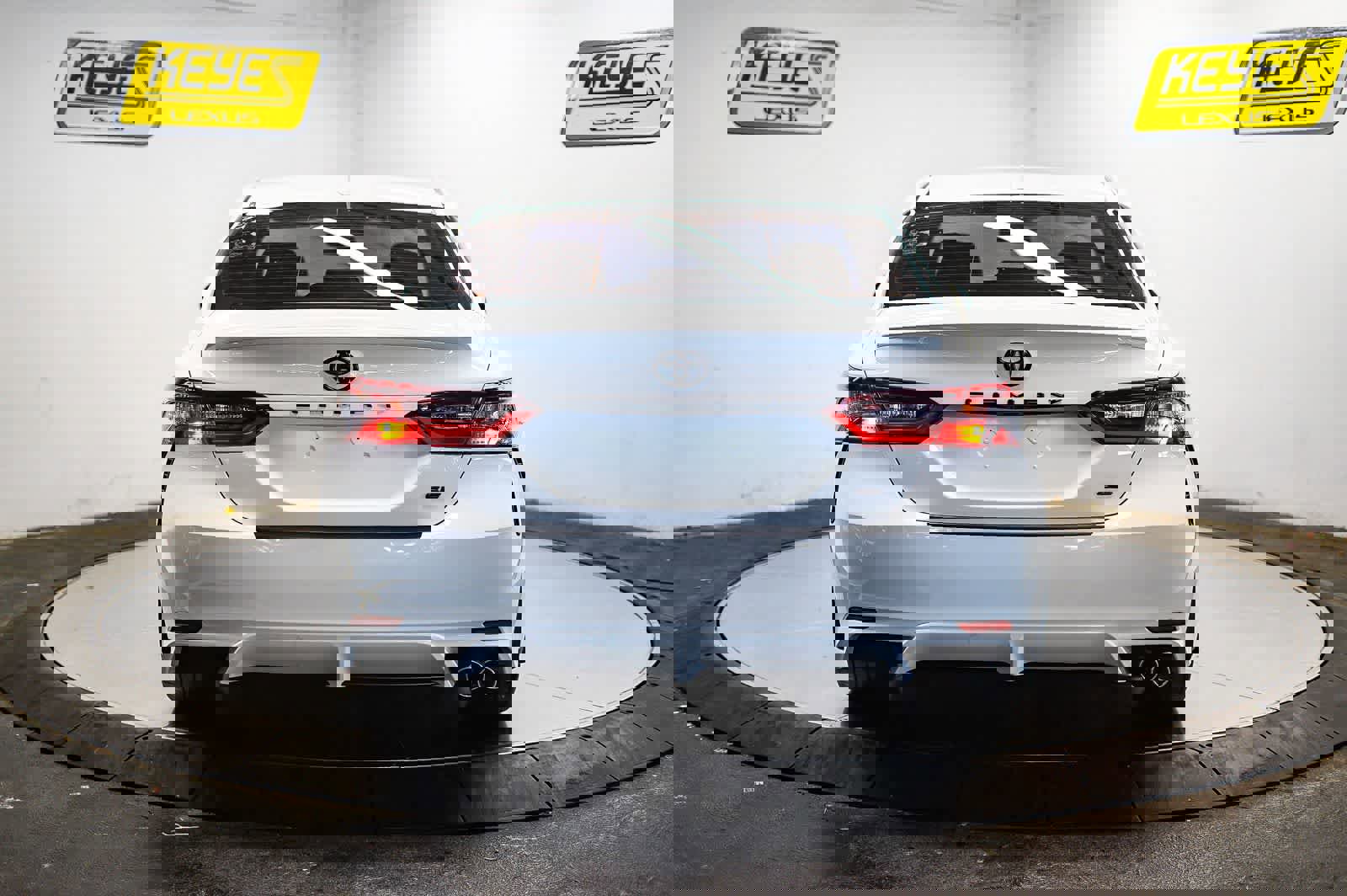 Used 2023 Toyota Camry SE w/ Convenience Package image 3