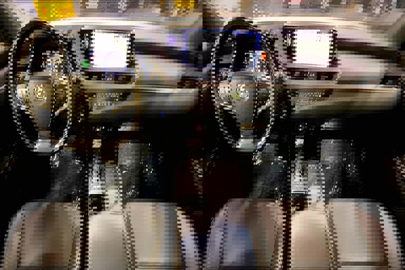 Used 2019 Lexus ES 300h w/ Premium Package image 16