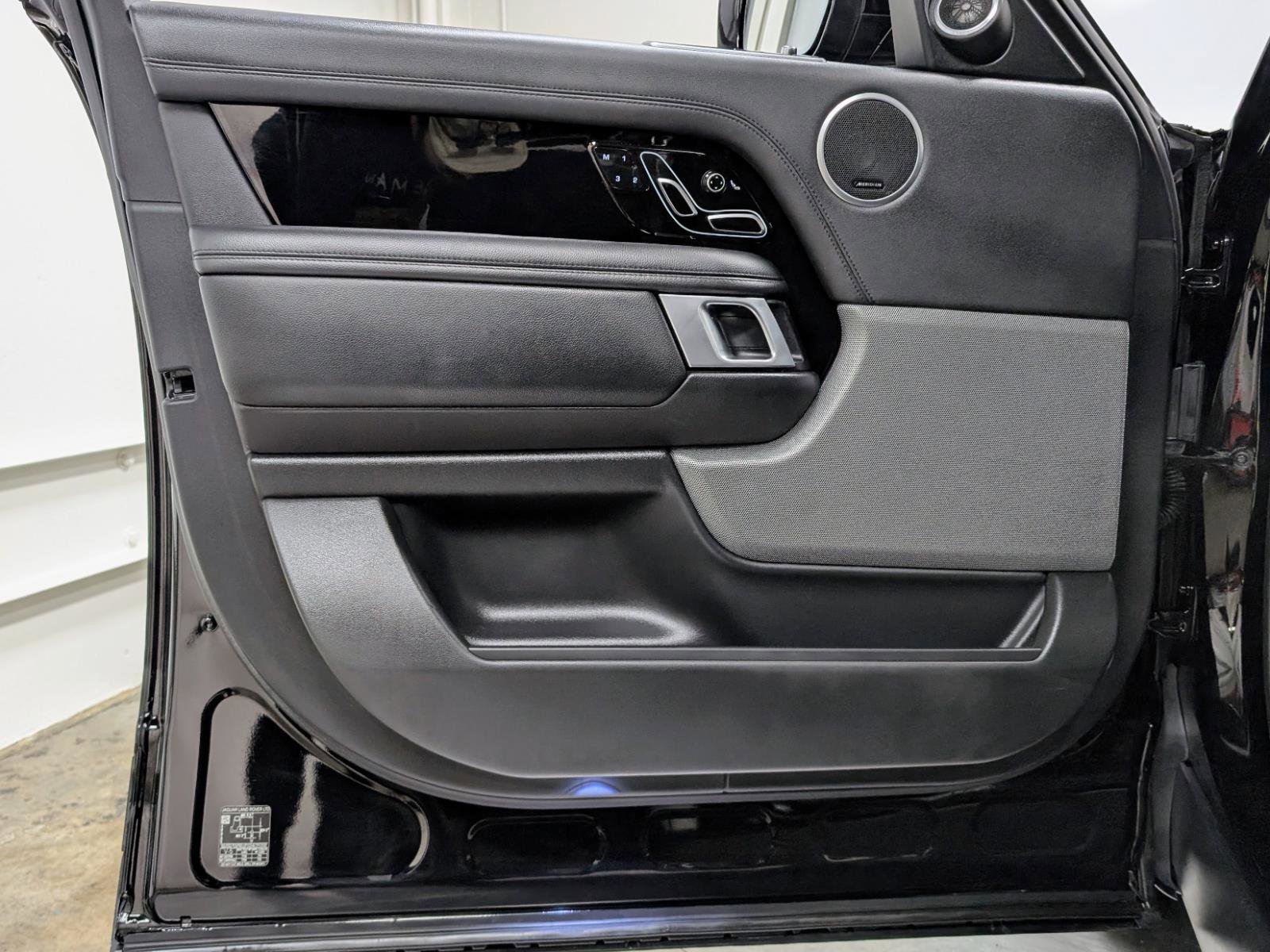 Used 2020 Land Rover Range Rover image 12