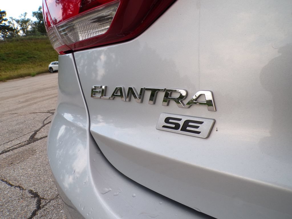 Used 2017 Hyundai Elantra SE FWD image 14
