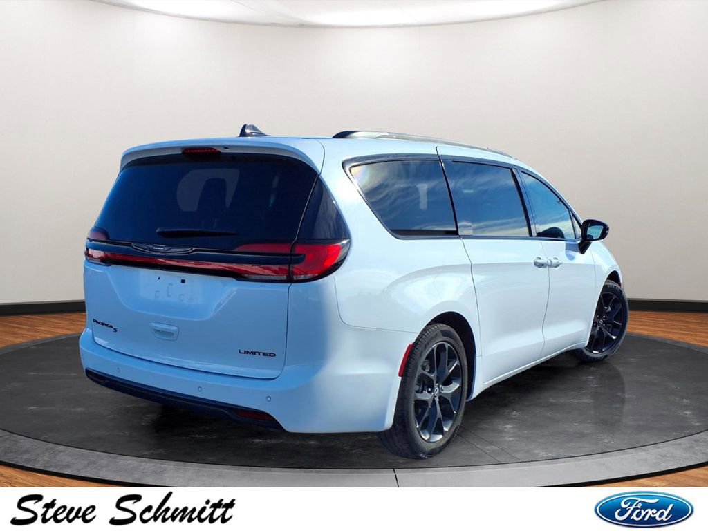 Used 2025 Chrysler Pacifica Limited FWD image 29