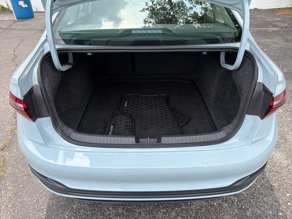 Used 2025 Volkswagen Jetta SE w/ Sunroof Package FWD image 27