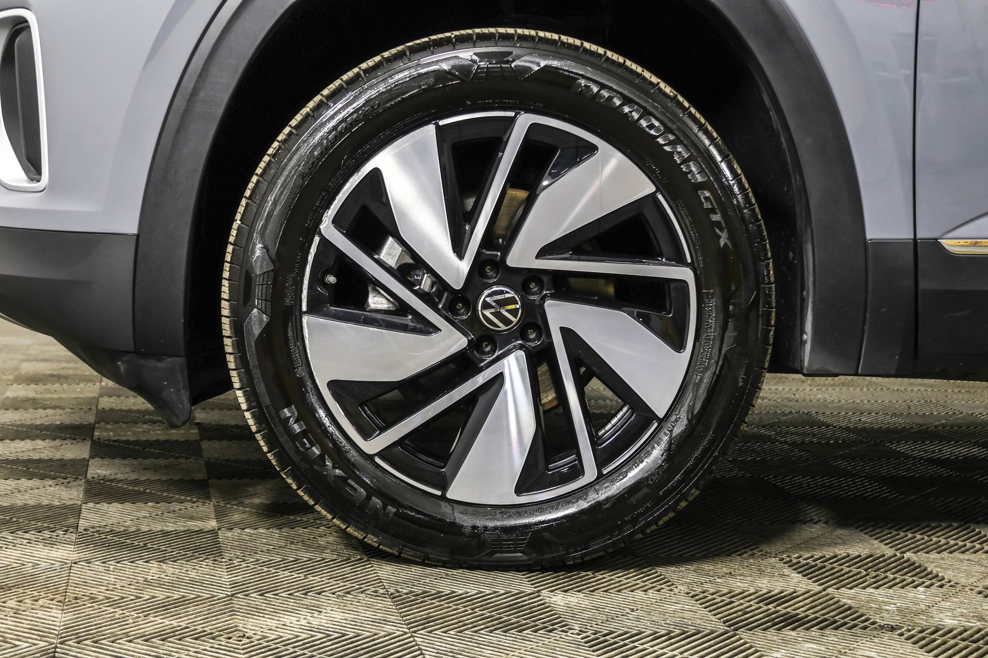 Used 2025 Volkswagen Atlas SEL image 24