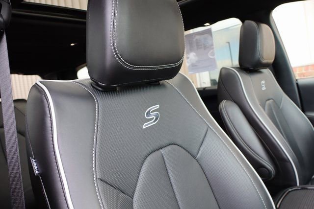 Used 2024 Chrysler Pacifica Limited w/ S Appearance Package image 55