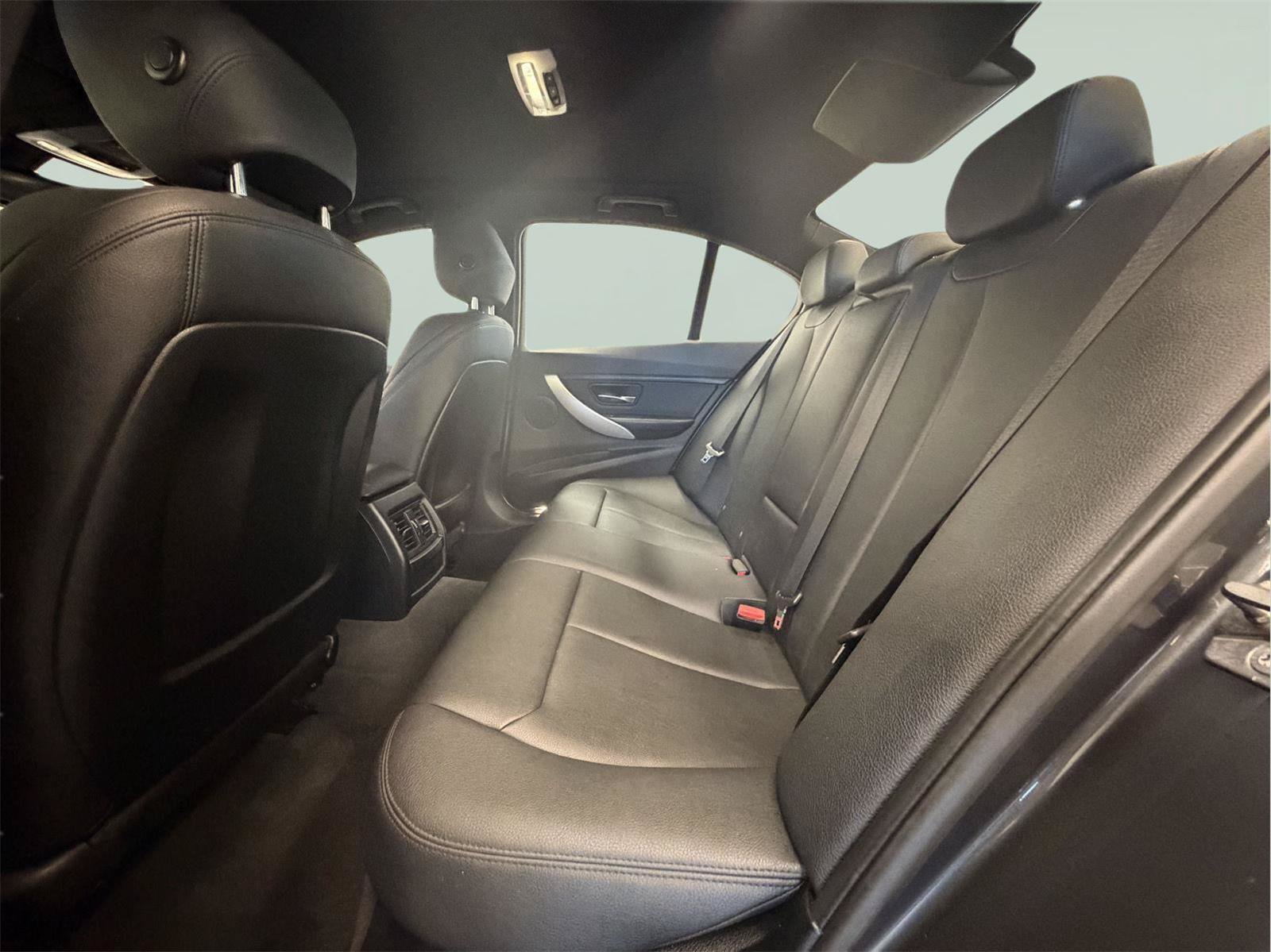 Used 2015 BMW 320i xDrive Sedan AWD/4WD image 28